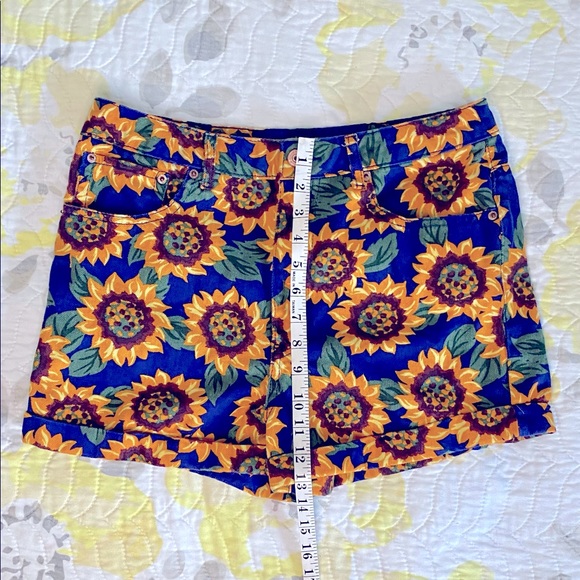 🌻Forever 21🌻 Denim Sunflower Print Shorts - Picture 4 of 5
